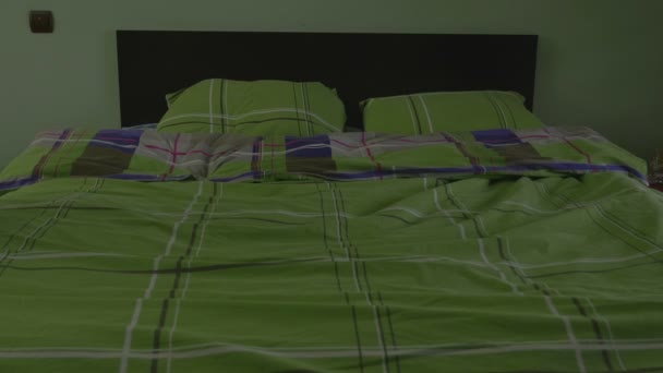 Jovem bonitão puxando o cobertor e dormindo — Vídeo de Stock