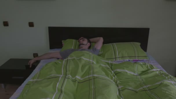 Jonge knappe man wakker — Stockvideo