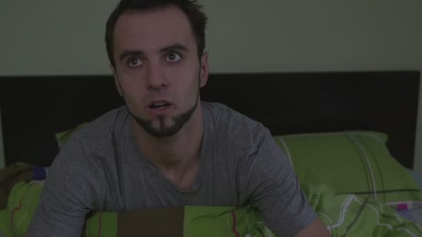 Fiatal jóképű férfi, miután egy rémálom, és megy vissza aludni — Stock videók