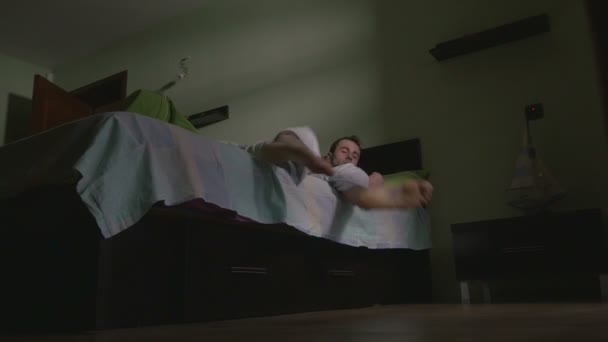 Jeune homme beau sortir du lit le matin — Video