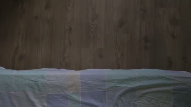 Hög vinkel syn på en stilig man komma ur sängen — Stockvideo