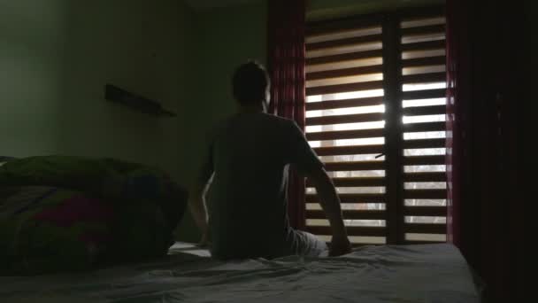 Jóképű fiatalember kiszállok az ágyból reggel, és gyakorlása — Stock videók