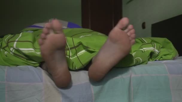 Primer plano de los pies masculinos jugando en la cama — Vídeos de Stock