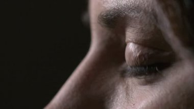 Kontakt lensler açılış ile kadın gözleri