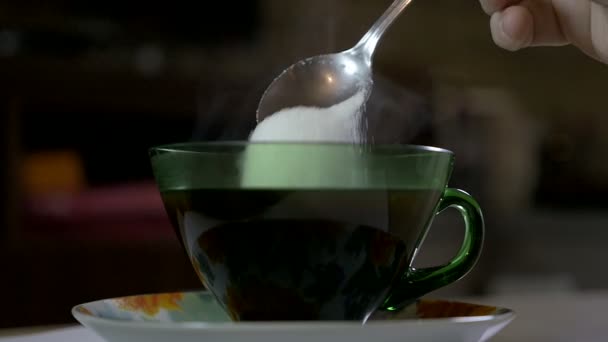 Verter azúcar en una taza de café caliente por la mañana — Vídeo de stock