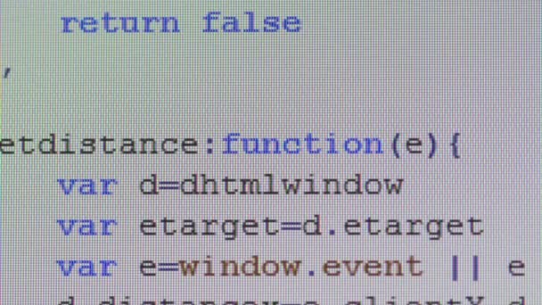 Close-up de código de computador em execução no monitor PC desktop — Vídeo de Stock