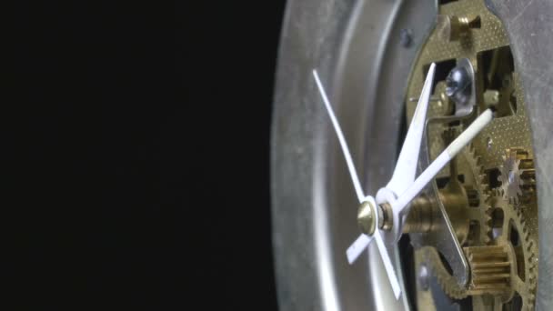 Close-up van een vintage mechanische klok lopen — Stockvideo