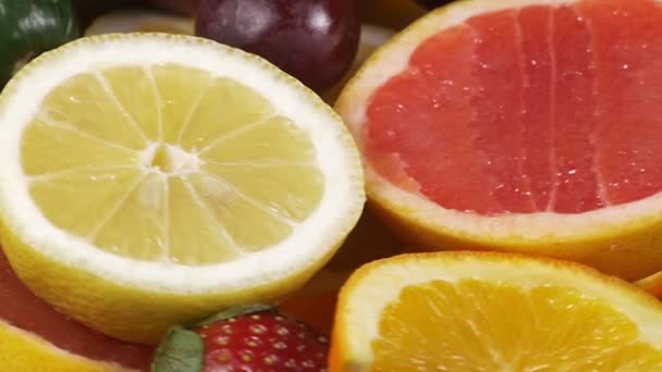 Close-up van een roterende plaat met fruit — Stockvideo