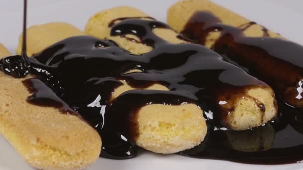 Verter delicioso jarabe de chocolate sobre galletas ladyfingers — Vídeo de stock