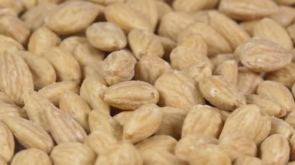 Gros plan des amandes sur une plaque tournante — Video