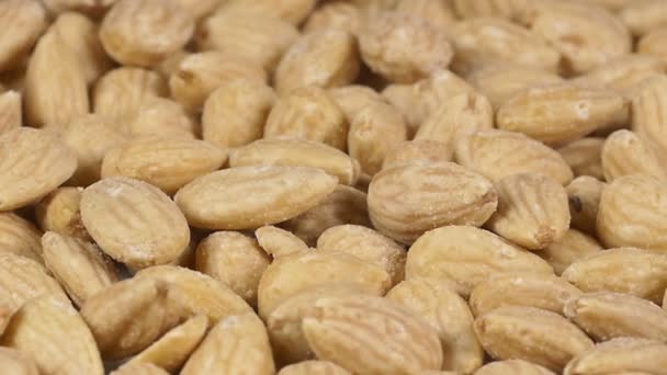 Gros plan des amandes sur une plaque tournante — Video