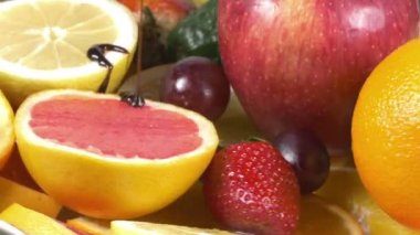 Çikolata şurubu meyve ile bir plaka üzerinde dökme