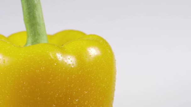 Крупный план вкусного желтого перца, вращающегося — стоковое видео