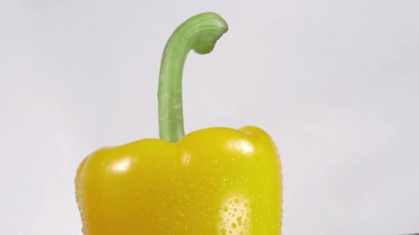 Primer plano de un delicioso pimiento amarillo giratorio — Vídeo de stock