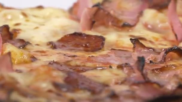 Primo piano di una deliziosa pizza suprema rotante — Video Stock