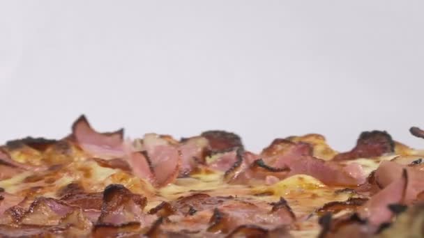 Primer plano de una deliciosa pizza suprema girando — Vídeo de stock