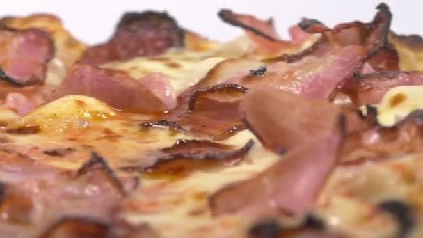 Egy finom Legfelsőbb pizza forgó részlete — Stock videók