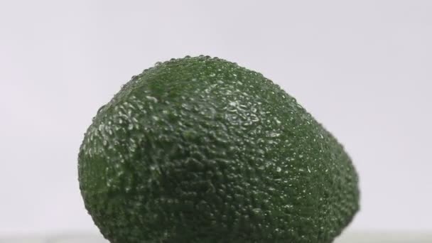 Nahaufnahme einer köstlichen Avocado, die sich dreht — Stockvideo