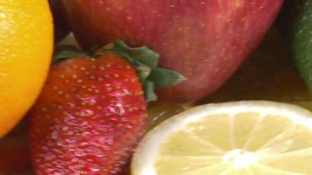 Close-up van een roterende plaat met fruit — Stockvideo