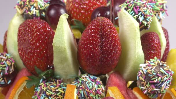Наливання сиропу над смачним фруктовим букетом — стокове відео