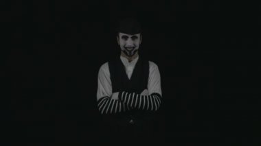 Genç komik MIME bir pandomim gösterisi gerçekleştirme