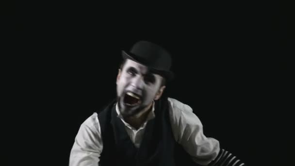 Unga lustiga skrämmande crazy onda mime att göra roliga ansikten — Stockvideo