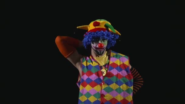 Młody zabawny clown Dokonywanie psa z balonu i rozpiera go igłą — Wideo stockowe