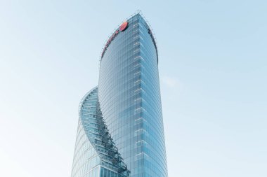 Riga, Letonya - Ocak 2021: Swedbank Modern ofis gökdeleni Letonya Riga 'da. Güneşli kış sabahında