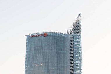 Riga, Letonya - Ocak 2021: Swedbank Modern ofis gökdeleni Letonya Riga 'da. Güneşli kış sabahında