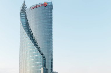 Riga, Letonya - Ocak 2021: Swedbank Modern ofis gökdeleni Letonya Riga 'da. Güneşli kış sabahında