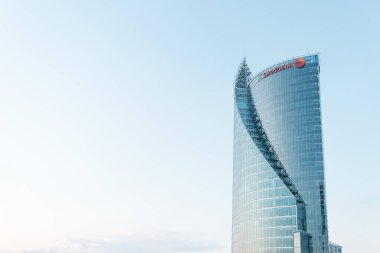 Riga, Letonya - Ocak 2021: Swedbank Modern ofis gökdeleni Letonya Riga 'da. Güneşli kış sabahında