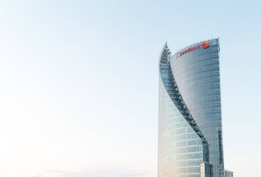 Riga, Letonya - Ocak 2021: Swedbank Modern ofis gökdeleni Letonya Riga 'da. Güneşli kış sabahında