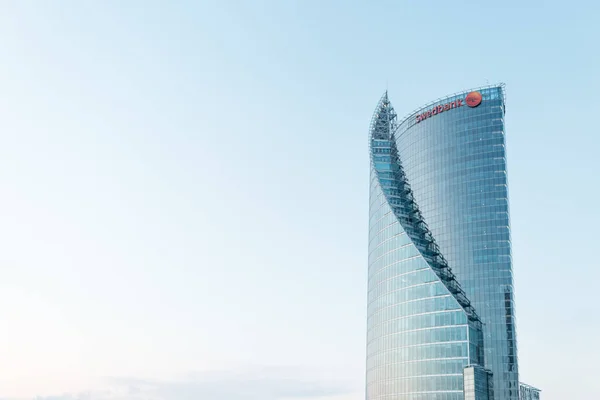 Riga, Letonya - Ocak 2021: Swedbank Modern ofis gökdeleni Letonya Riga 'da. Güneşli kış sabahında