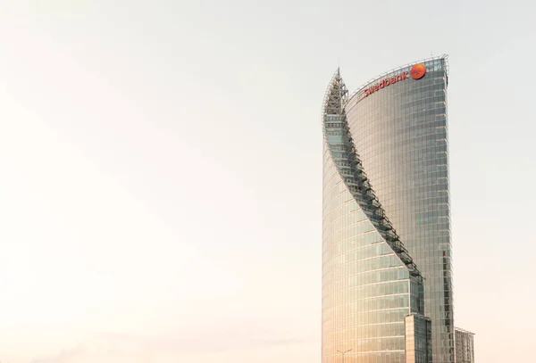 Riga, Letonya - Ocak 2021: Swedbank Modern ofis gökdeleni Letonya Riga 'da. Güneşli kış sabahında