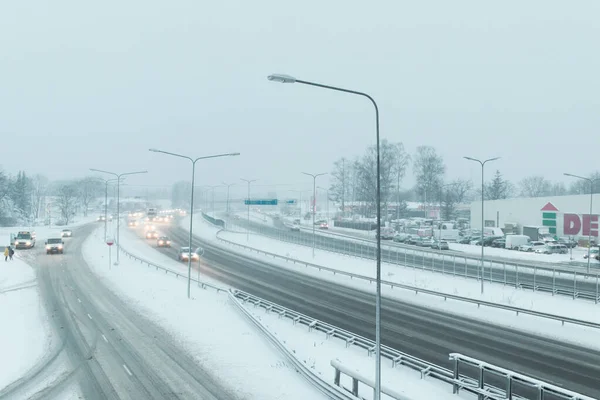 Riga, Letonya - 13 Ocak 2021: Kışın karlı yollarda, hareket bulanık arabalarda araba sürmek