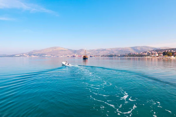 Adriyatik Denizi 'nde güneşli yaz sabahında Hırvatistan' ın Okrug Gornji Trogir kenti yakınlarında iki tekne