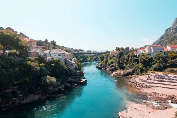 Mostar şehrindeki Neretva nehrinin güzel manzarası. Bosna-Hersek