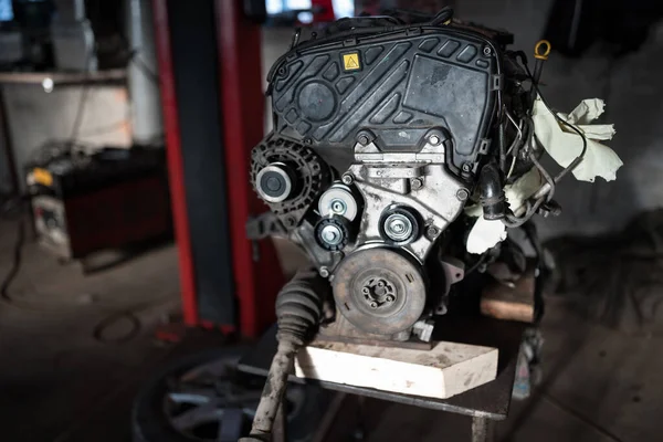 Garajda kontrol için arabadan eski dizel araba motoru çıkarılmış..