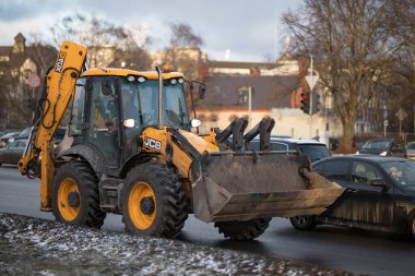 Riga, Mart 05, 2021: endüstriyel traktör. Büyük sarı traktör ağır makine servis arabası.
