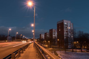 Riga, Letonya - 8 Ocak 2018 Riga şehrinin gece hayatı.