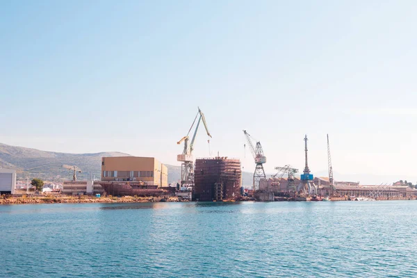 Tersane sanayii ve gemi inşaatı Hırvatistan 'ın Trogir kentinde