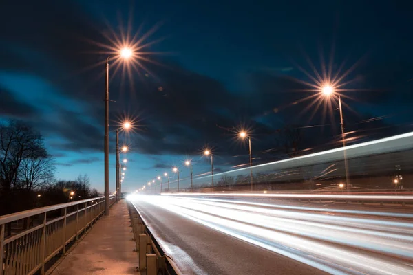 Araba ışığı Letonya 'nın RIGA şehrinde yol alıyor.