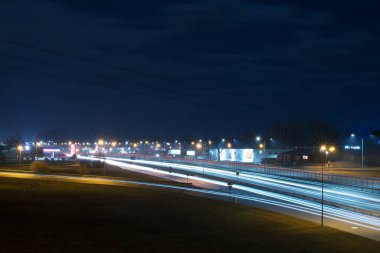 Riga, Letonya - 25 Mart 2021 RIGA şehrinde trafik ışığı izleri