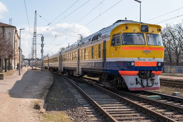 Riga, Letonya, 26 Mart 2019 - Tren istasyonundaki yerel tren.