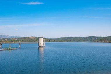 Macedo de Cavaleiros, Portekiz - 28 Ağustos 2021: Azibo rezervuarı, nehir sahili, Braganca Bölgesi, Portekiz