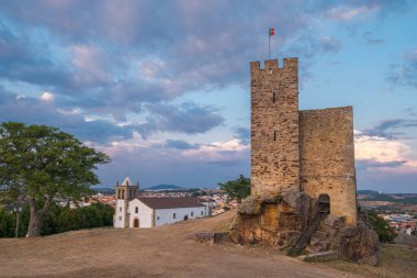 Mogadouro, Portekiz - 26 Ağustos 2021: Mogadouro Şatosu, Portekiz 'in Braganca Bölgesi Mogadouro bölgesinde yer almaktadır.