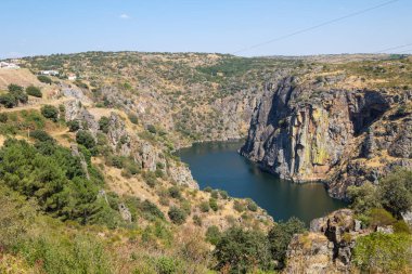 Miranda do Douro, Portekiz - 27 Ağustos 2021: Douro Nehri ve uçurumları Portekiz ve İspanya arasındaki sınır, Braganca Bölgesi, Portekiz