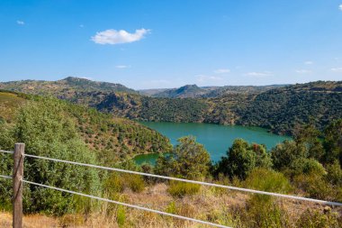 Mogadouro, Portekiz - 27 Ağustos 2021: Douro Nehri ve uçurumları Portekiz ve İspanya arasındaki sınır, Braganca Bölgesi, Portekiz
