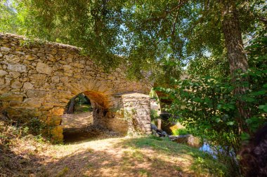 Macedo de Cavaleiros, Portekiz - 28 Ağustos 2021: Azibo nehrinin kıyısındaki Vale da Porca piknik parkı, Braganca Bölgesi, Portekiz