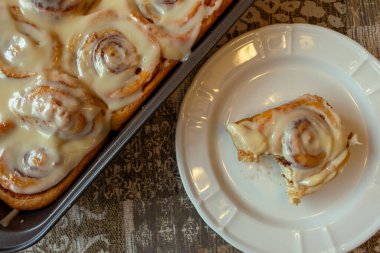 Krem peynirli tarçınlı ruloların üst görüntüsü 